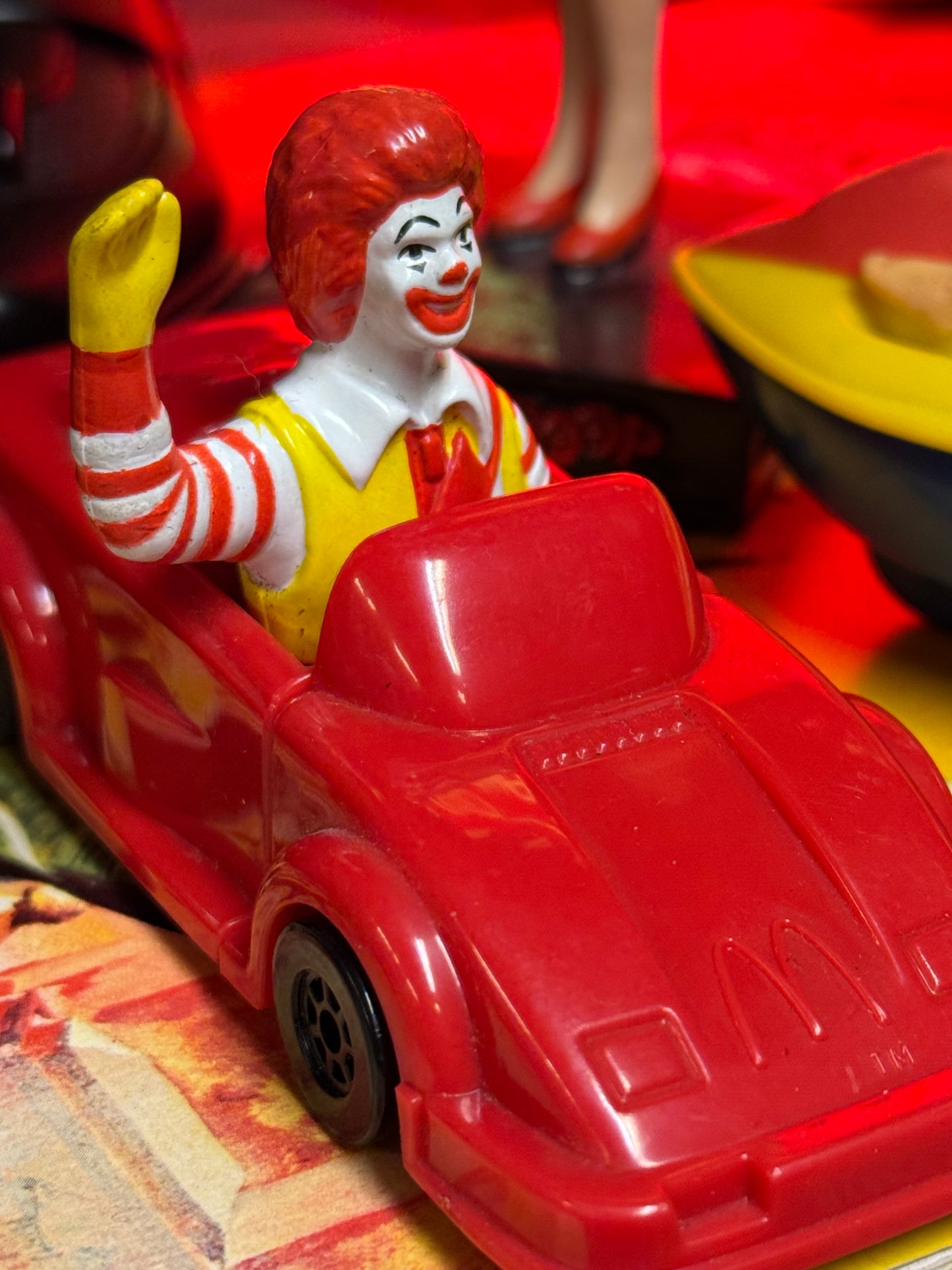 Ronald McDonald - Rød sportsbil