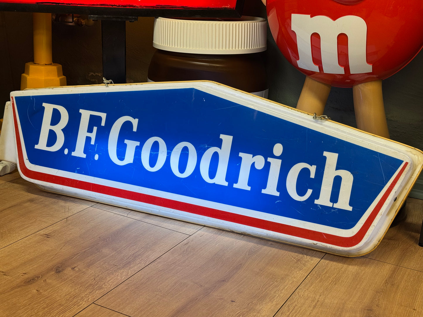 B.F. Goodrich lysskilt