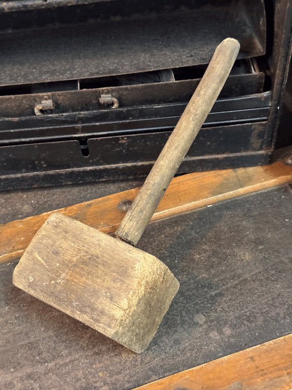 Gammelt værktøj træ hammer