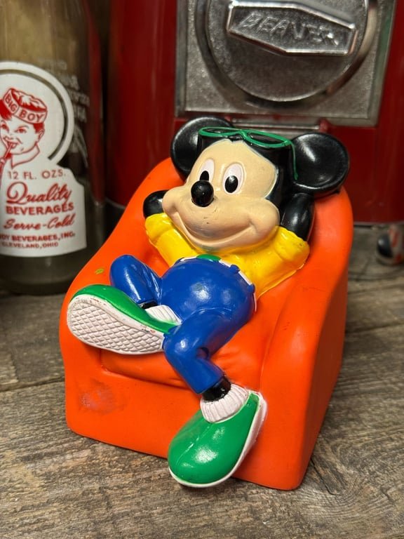 Mickey i rød stol