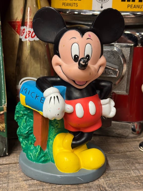 Mickey ved postkassen