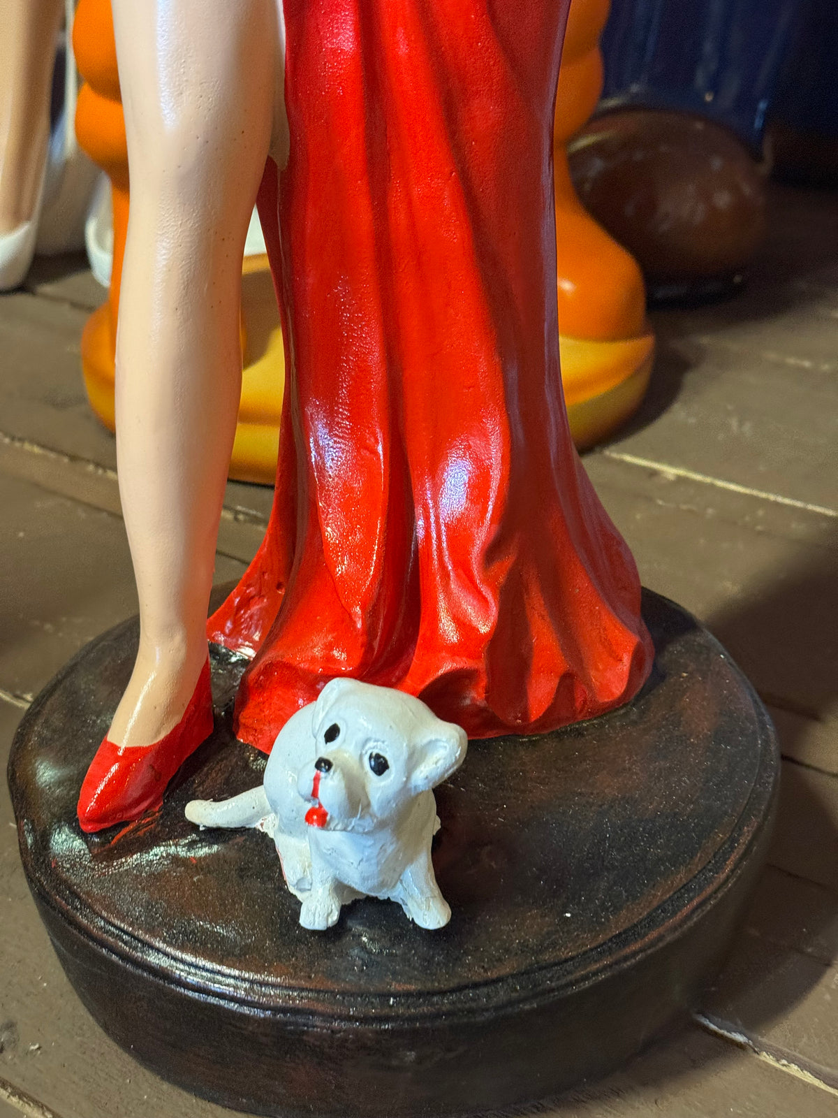 Betty Boop med bakke & hund