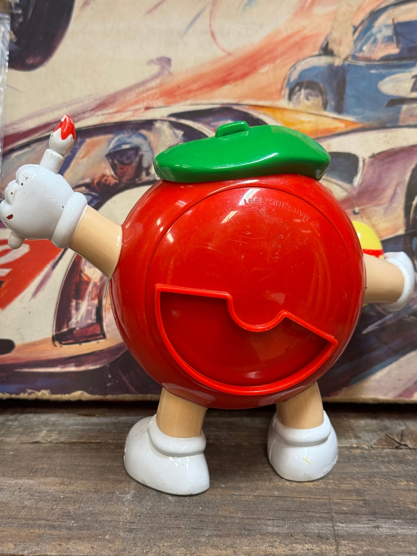Rød M&M dispenser