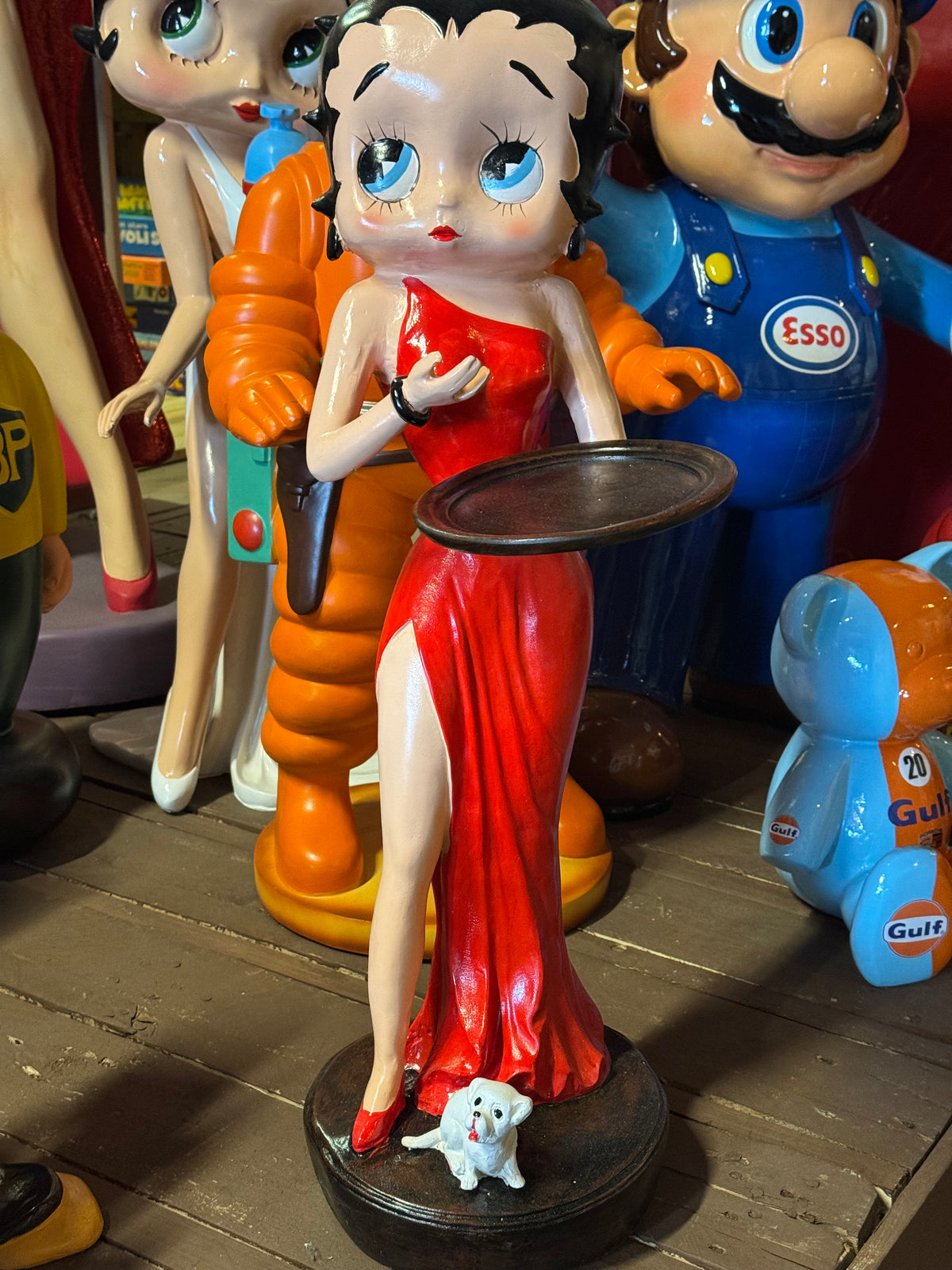 Betty Boop med bakke & hund