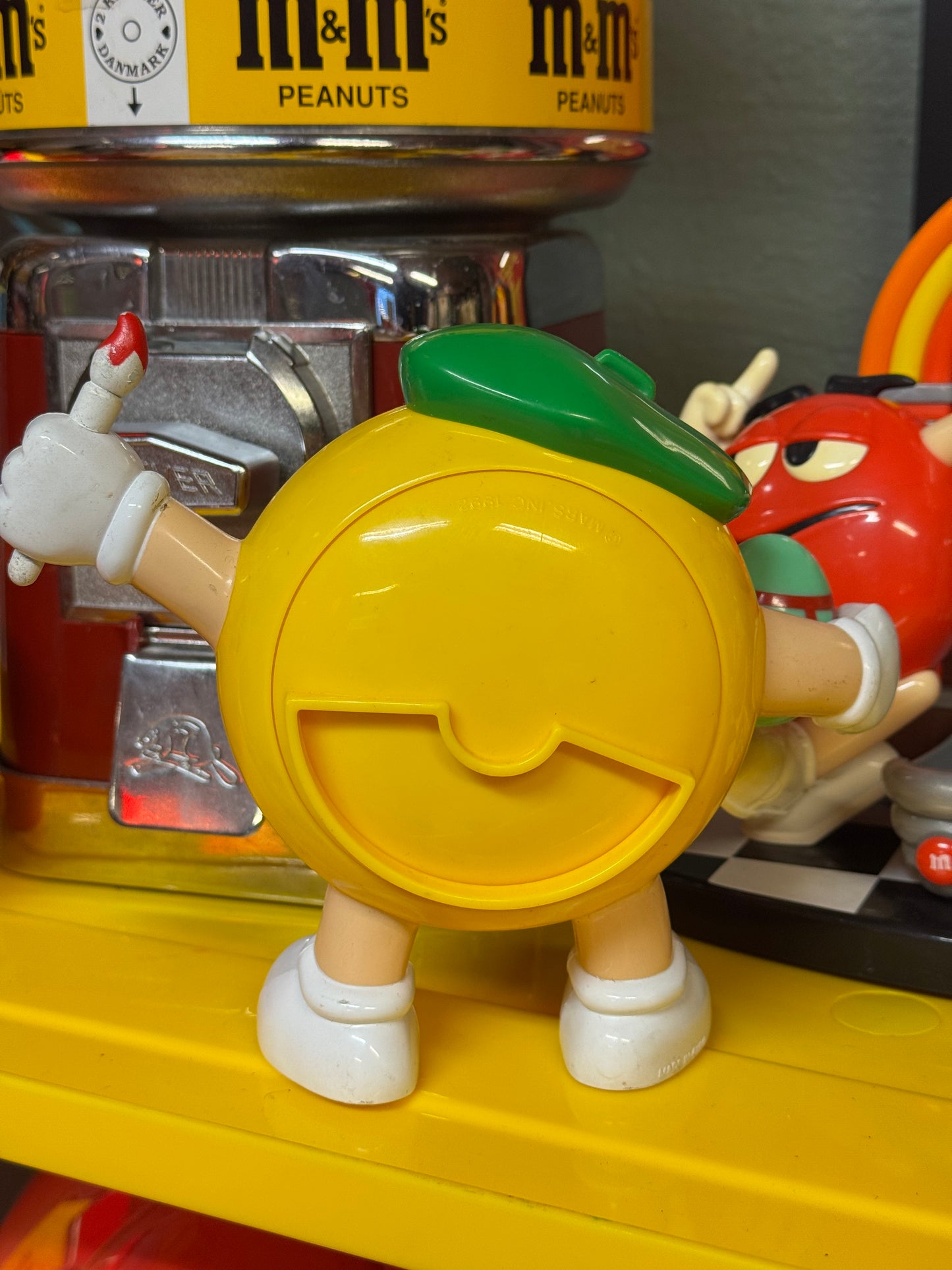 Gul M&M dispenser