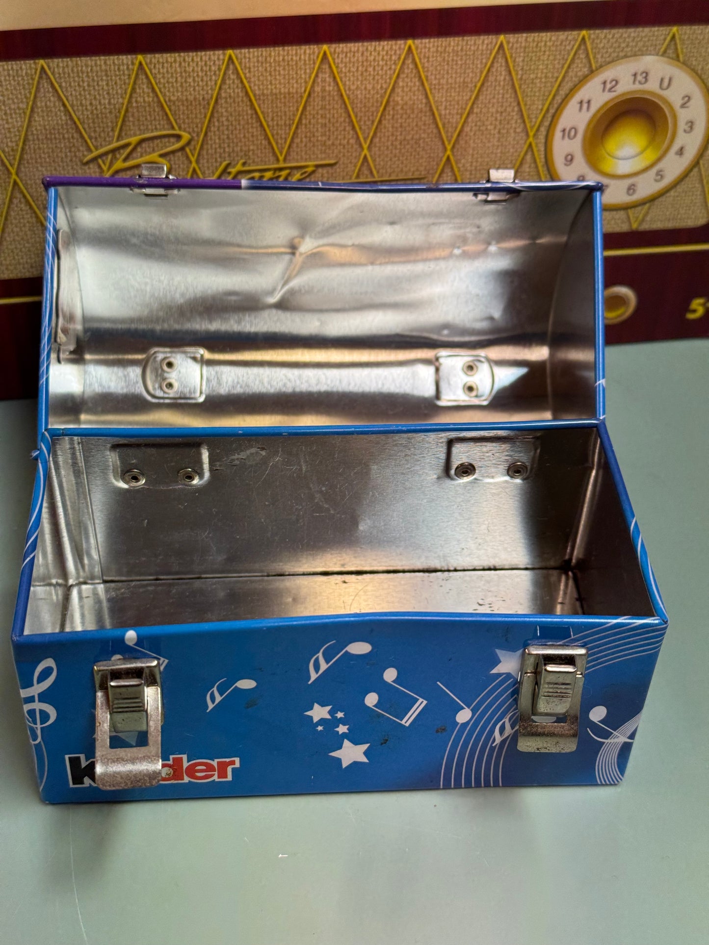 Kinder metal box