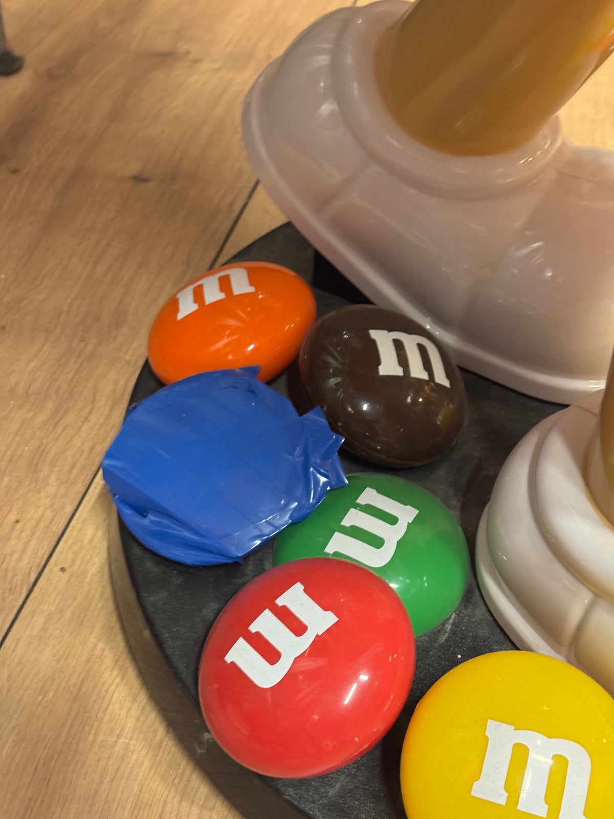 M&M Rød store display