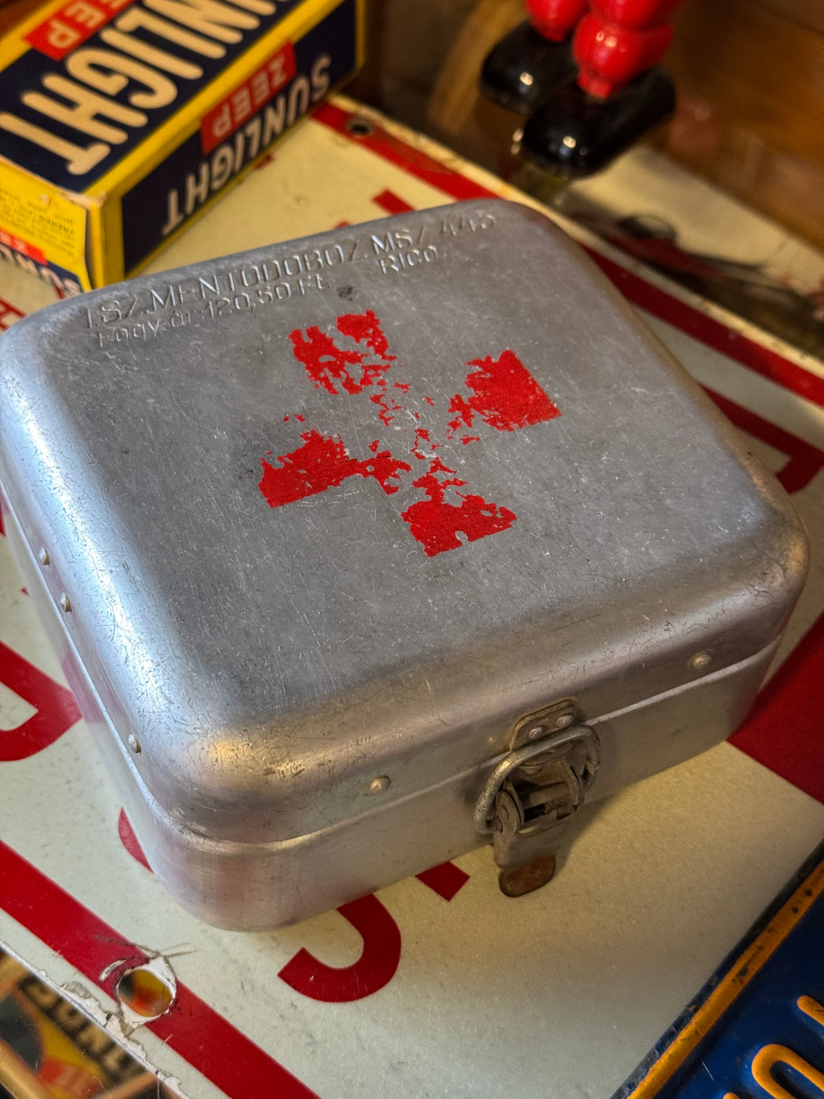 Vintage førstehjælpskasse i alu