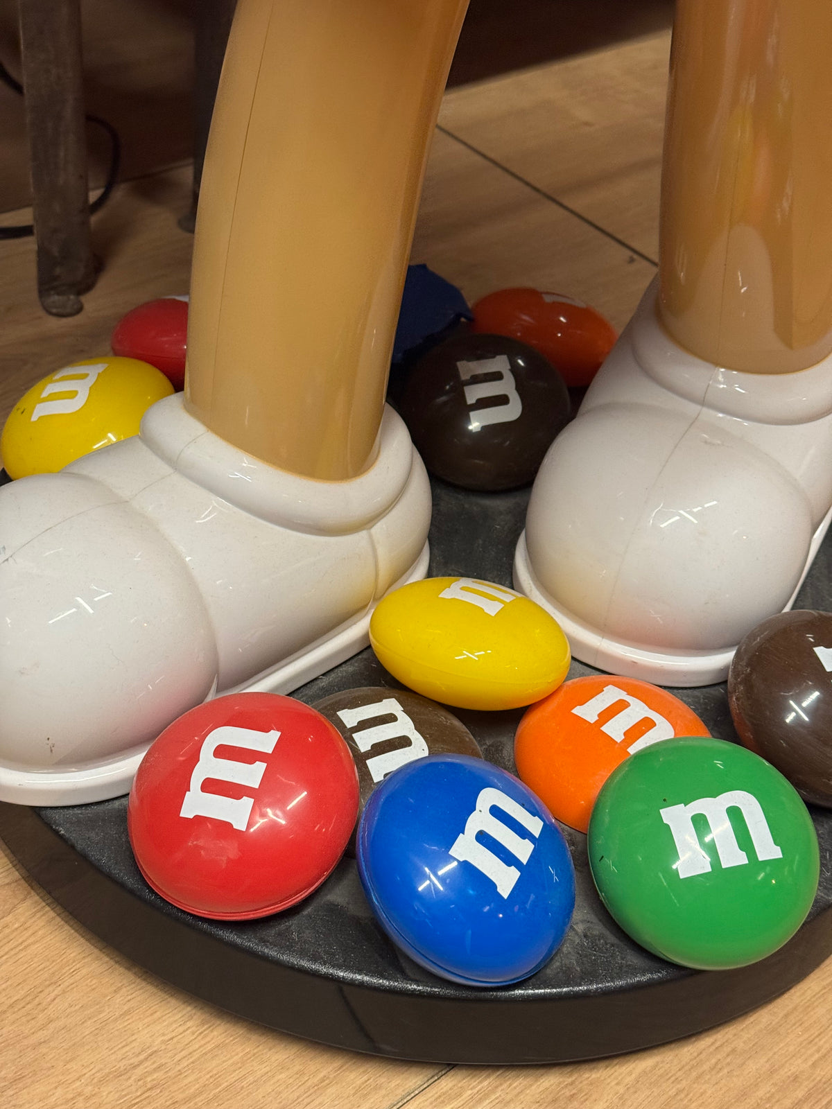 M&M Rød store display