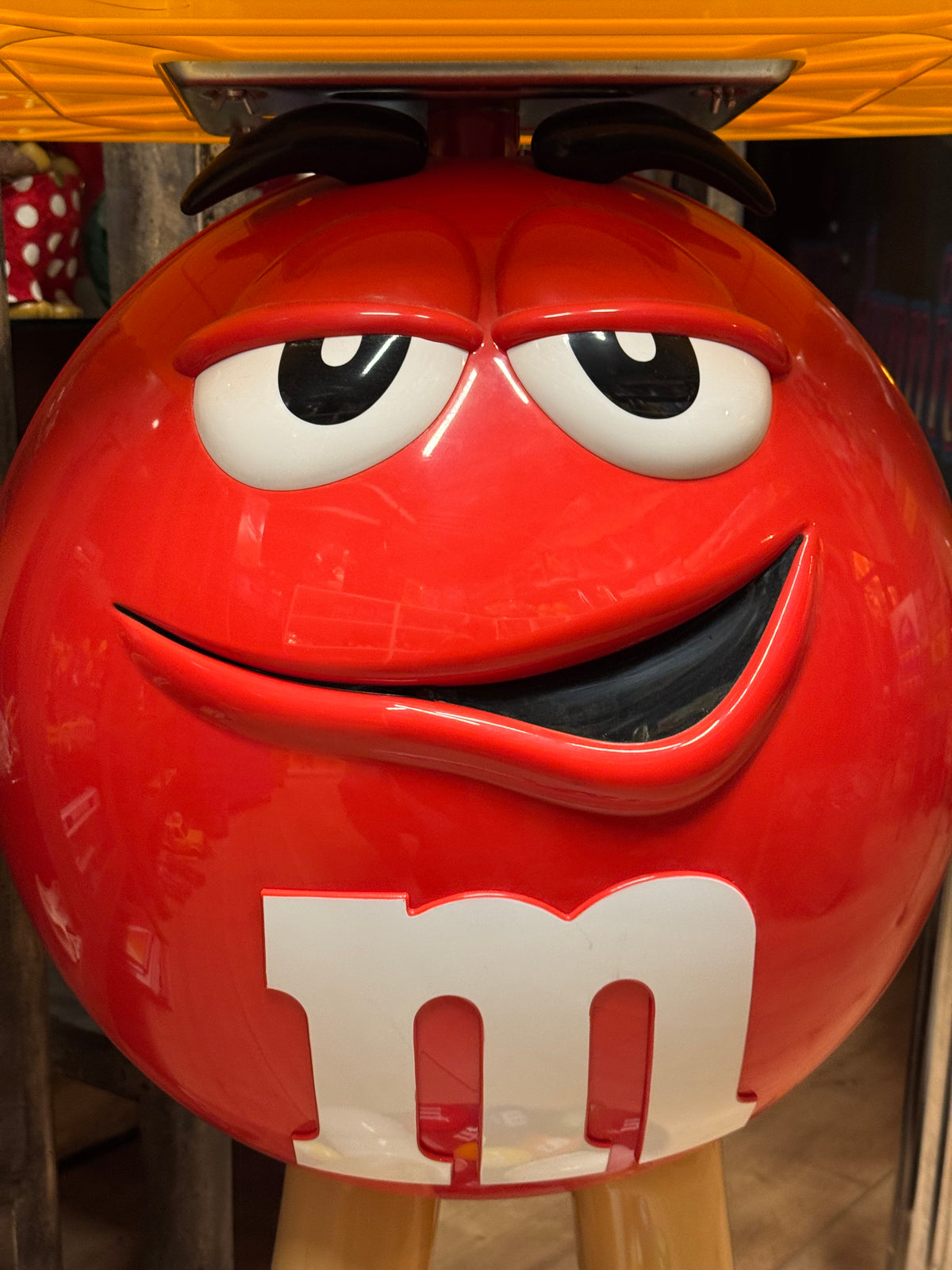 M&M Rød store display