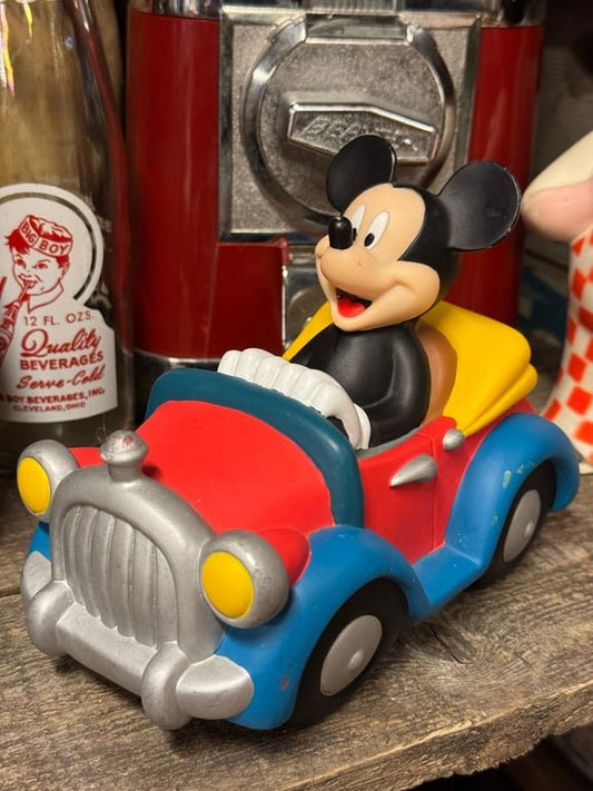 Mickey i bil